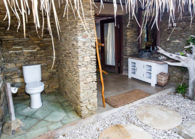 villa – outdoor bathroom